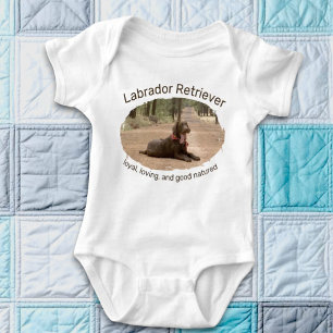 Chocolate Lab auf einem Waldweg - austauschbares F Baby Strampler
