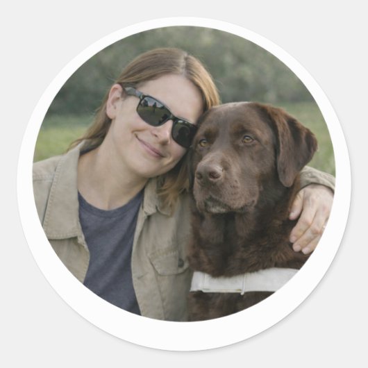 Chocolate Labrador Guide Dog Partnership – Woman  Runder Aufkleber (Vorderseite)