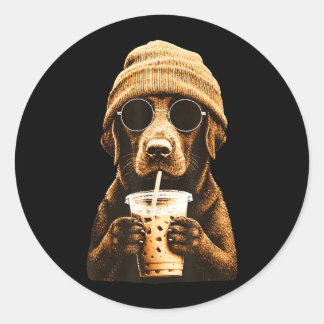 Chocolate-Labrador-Hipster beim Trinken von Eiskaf Runder Aufkleber