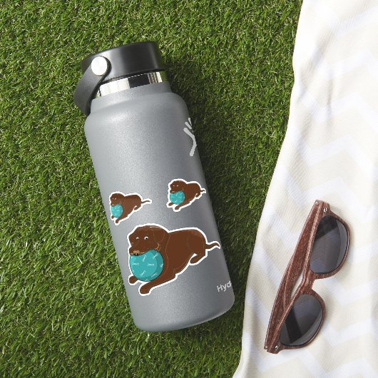 Chocolate-Labrador mit Ball Cartoon Aufkleber (HydroFlask Insitu)
