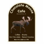 Chocolate Moose Café Fotoskulptur Magnet<br><div class="desc">Gut isst im Nordland. Das handgemalte Schild aus dem mythischen Chocolate Moose Cafe in Bonners Ferry,  Idaho. Ein Elch mit dunklem Hintergrund und die Goodies des Cafés. Weit nördlich Idaho; Bäume,  Berge,  saubere Luft,  sauberes Wasser,  Elch,  Bär und Elch. Und eine tolle Leckerei für einen kalten. Schneetag.</div>