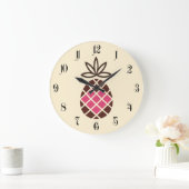 Chocolate Pineapple with Pink Heart Große Wanduhr (Zuhause)