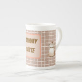 Chocolate Plaid Bone China Mug – “Yummy Latte” Porzellantasse (Vorderseite Rechts)