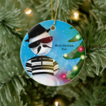 Cholo Snowman FoChristmas Tree Lights Snow Keramik Ornament<br><div class="desc">Dekorieren Sie Ihren Baum mit diesem Ornament,  das meine Illustration eines Cholo-Schneemans zeigt,  der Weihnachtsbaumlichter im Schnee anschaut.</div>