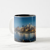 Chongqing Skyline bei Nacht - City Lights and Refl Zweifarbige Tasse (Vorderseite Links)