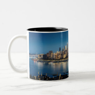 Chongqing Skyline bei Nacht - City Lights and Refl Zweifarbige Tasse