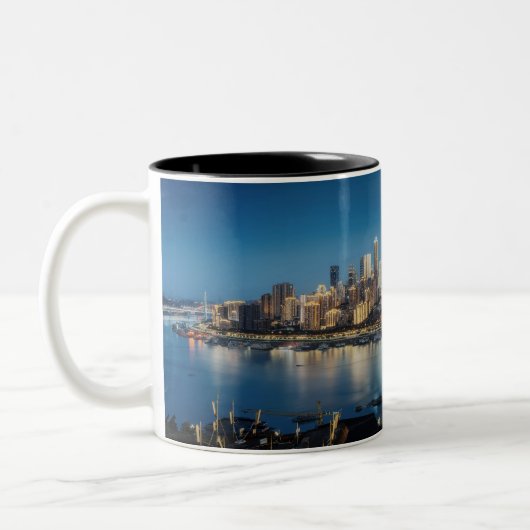 Chongqing Skyline bei Nacht - City Lights and Refl Zweifarbige Tasse (Links)
