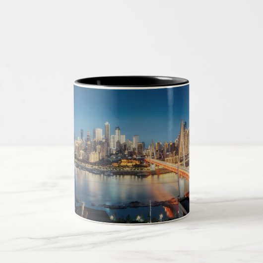 Chongqing Skyline bei Nacht - City Lights and Refl Zweifarbige Tasse (Mittel)