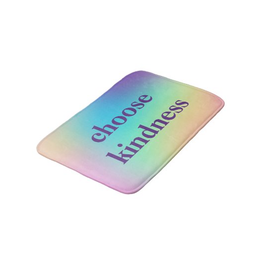 "Choose Kindness" Pastel Rainbow Gradient Badematte (Schrägansicht)