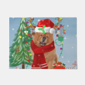 Chow Chow Hund im Schnee mit Weihnachtsgeschenke Fußmatte (Vorderseite)
