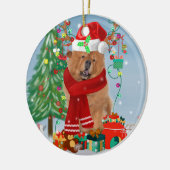 Chow Chow Hund im Schnee mit Weihnachtsgeschenke Keramik Ornament (Links)