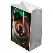 Chow Chow Hund in St. Patrick's Day Dress Mittlere Geschenktüte (Rückseite Schrägansicht)