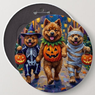 Chow Chow Hunde beim Trick-or-Treat Halloween-Kost Button
