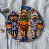 Chow Chow Hunde Trick-oder-Treating Halloween-Kost Button (Beispiel)