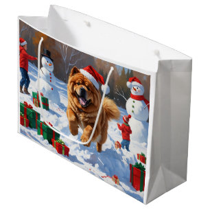 Chow Chow läuft im Schnee mit Weihnachtshut Große Geschenktüte