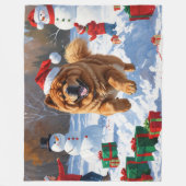 Chow Chow läuft im Schnee mit Weihnachtsmütze Fleecedecke (Vorderseite)