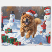 Chow Chow läuft im Schnee mit Weihnachtsmütze Fleecedecke (Vorderseite (Horizontal))