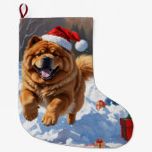 Chow Chow läuft im Schnee mit Weihnachtsmütze Großer Weihnachtsstrumpf (Vorderseite)