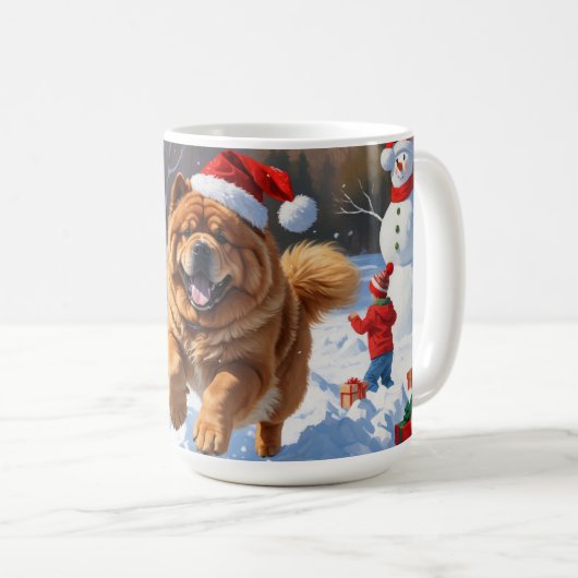 Chow Chow läuft im Schnee mit Weihnachtsmütze Kaffeetasse (VorderseiteRechts)