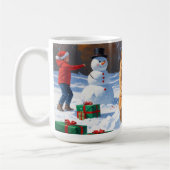 Chow Chow läuft im Schnee mit Weihnachtsmütze Kaffeetasse (Links)