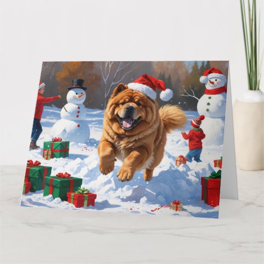 Chow Chow läuft im Schnee mit Weihnachtsmütze Karte (Vorderseite)