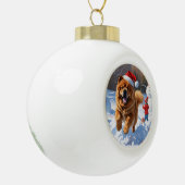 Chow Chow läuft im Schnee mit Weihnachtsmütze Keramik Kugel-Ornament (Links)