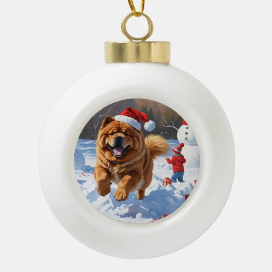 Chow Chow läuft im Schnee mit Weihnachtsmütze Keramik Kugel-Ornament (Vorderseite)
