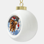 Chow Chow läuft im Schnee mit Weihnachtsmütze Keramik Kugel-Ornament (Rechts)