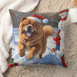 Chow Chow läuft im Schnee mit Weihnachtsmütze Kissen