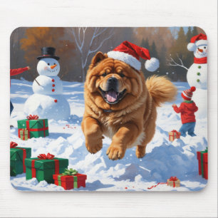 Chow Chow läuft im Schnee mit Weihnachtsmütze Mousepad