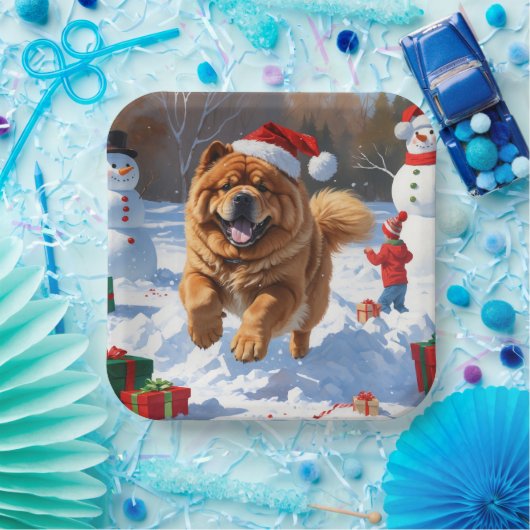 Chow Chow läuft im Schnee mit Weihnachtsmütze Pappteller (Party)