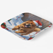 Chow Chow läuft im Schnee mit Weihnachtsmütze Pappteller (Gewinkelt)