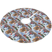 Chow Chow läuft im Schnee mit Weihnachtsmütze Polyester Weihnachtsbaumdecke (Schrägansicht)