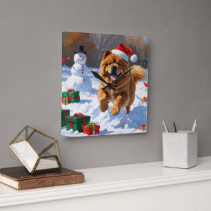 Chow Chow läuft im Schnee mit Weihnachtsmütze Quadratische Wanduhr