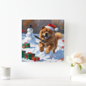 Chow Chow läuft im Schnee mit Weihnachtsmütze Quadratische Wanduhr (Zuhause)