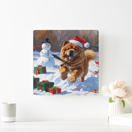 Chow Chow läuft im Schnee mit Weihnachtsmütze Quadratische Wanduhr (Zuhause)
