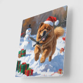 Chow Chow läuft im Schnee mit Weihnachtsmütze Quadratische Wanduhr (Winkel)