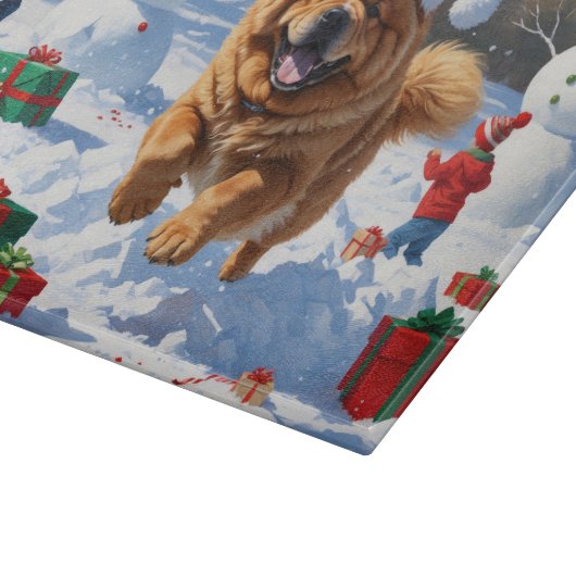 Chow Chow läuft im Schnee mit Weihnachtsmütze Schneidebrett (Ecke)