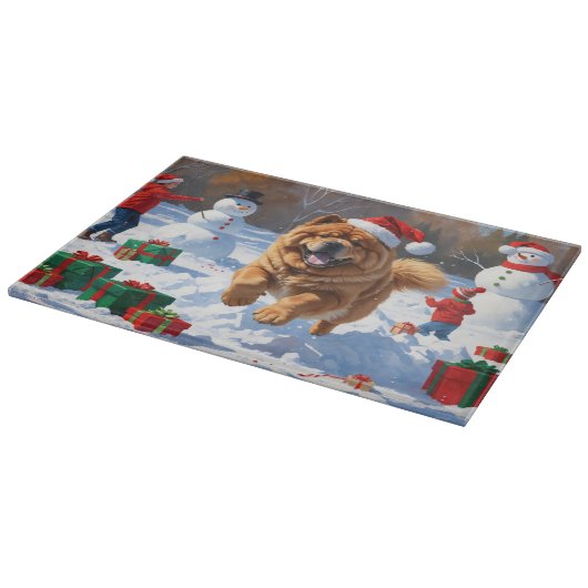 Chow Chow läuft im Schnee mit Weihnachtsmütze Schneidebrett (Ecke)