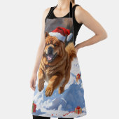 Chow Chow läuft im Schnee mit Weihnachtsmütze Schürze (InSitu)