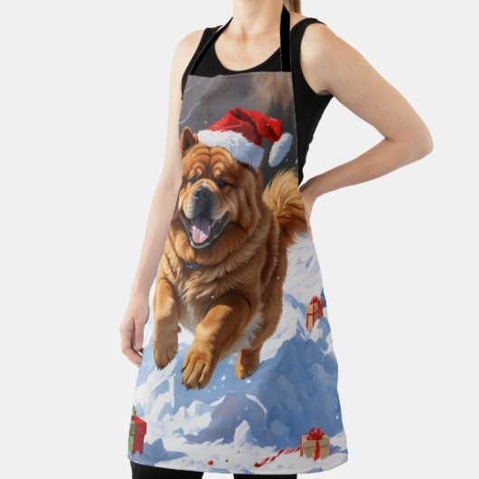 Chow Chow läuft im Schnee mit Weihnachtsmütze Schürze (InSitu)