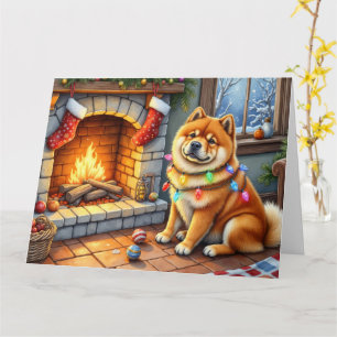 Chow Chow sitzt vor dem Kamin mit Weihnachtslichte Karte
