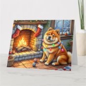 Chow Chow sitzt vor dem Kamin mit Weihnachtslichte Karte (Vorderseite)