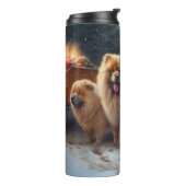 Chow Chow Snowy Sleigh Weihnachtsdekor Thermosbecher (Nach links gedreht)