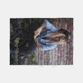 Chris Caffery Sitzen von Brick Wall Fleecedecke (Vorderseite (Horizontal))