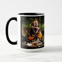 Chris Caffery sitzt mit Gitarren-Tasse