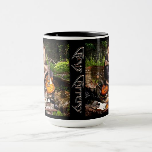 Chris Caffery sitzt mit Gitarren-Tasse Tasse (Zentrum)