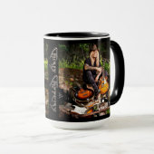 Chris Caffery sitzt mit Gitarren-Tasse Tasse (VorderseiteRechts)