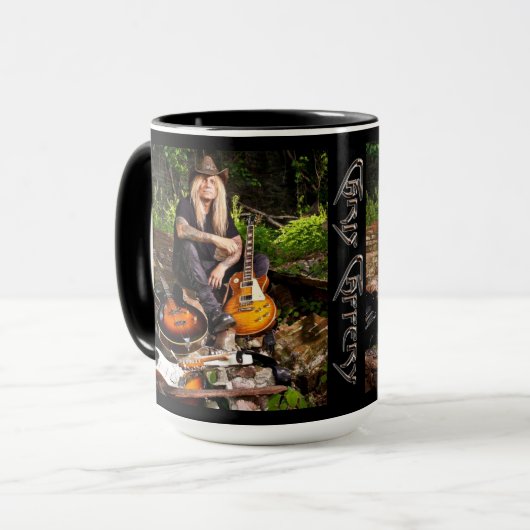 Chris Caffery sitzt mit Gitarren-Tasse Tasse (Vorderseite Links)
