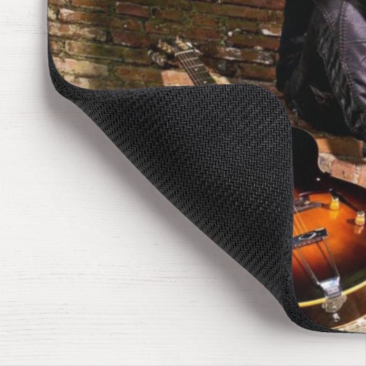 Chris Caffery sitzt mit Guitars Mouse Pad Mousepad (Ecke)